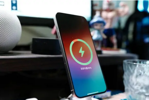 荣县苹果15换屏服务分享用什么充电器给iPhone15充电更好 